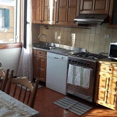 Near Station Santa Lucia Two Bedroom Apartment Venice