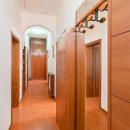 Apartment Near Station Santa Lucia Two Bedroom