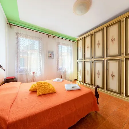 Near Station Santa Lucia Two Bedroom Daire