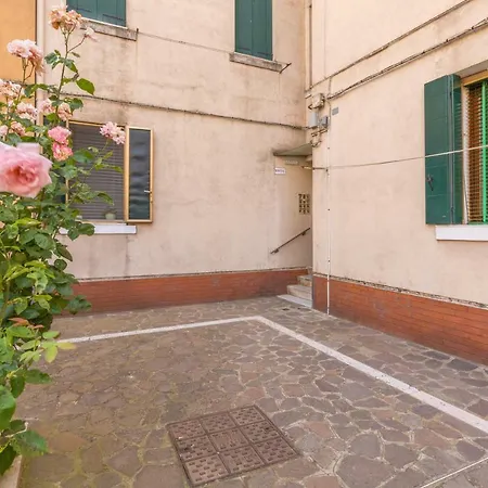 Daire Near Station Santa Lucia Two Bedroom