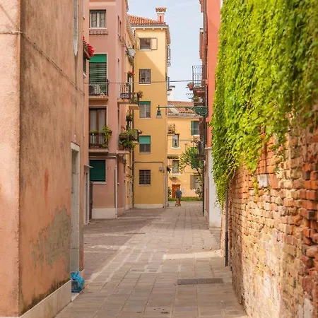 Near Station Santa Lucia Two Bedroom * Venedik