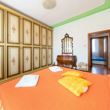 Daire Near Station Santa Lucia Two Bedroom Venedik