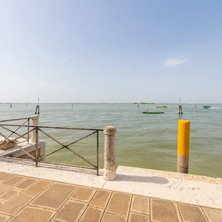 Near Station Santa Lucia Two Bedroom Daire Venedik