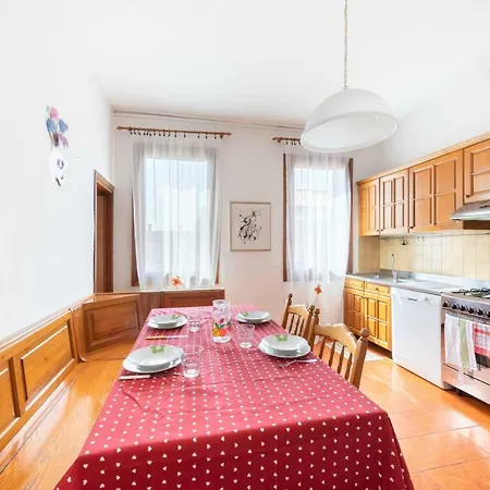 Near Station Santa Lucia Two Bedroom Daire *