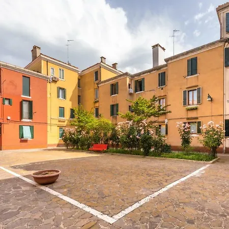 Near Station Santa Lucia Two Bedroom Daire *