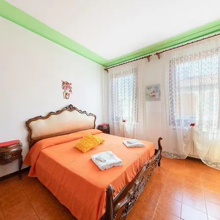 Daire Near Station Santa Lucia Two Bedroom *